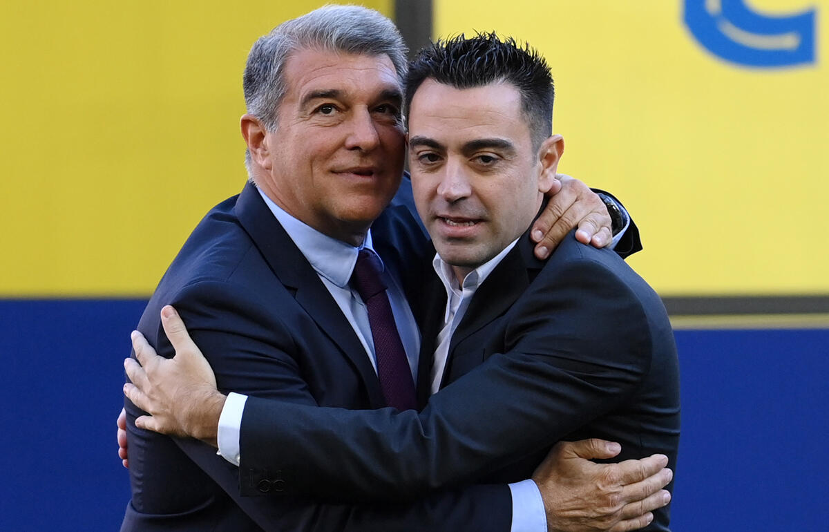 バルセロナ監督就任時のチャビ監督(右)とラポルタ会長