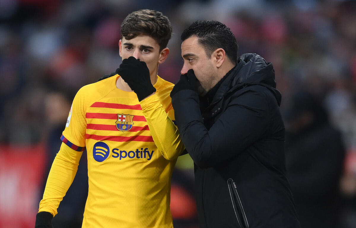 強い信頼関係を築いているガビ(左)とチャビ監督