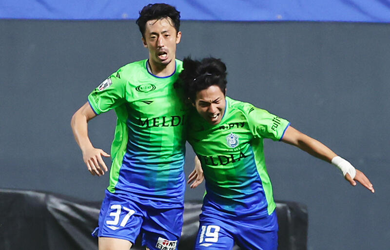 同点ゴールを決めた湘南・鈴木雄斗