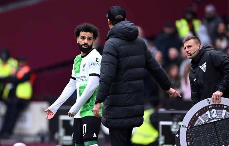 ウェストハム戦中にぶつかるサラーとクロップ監督。