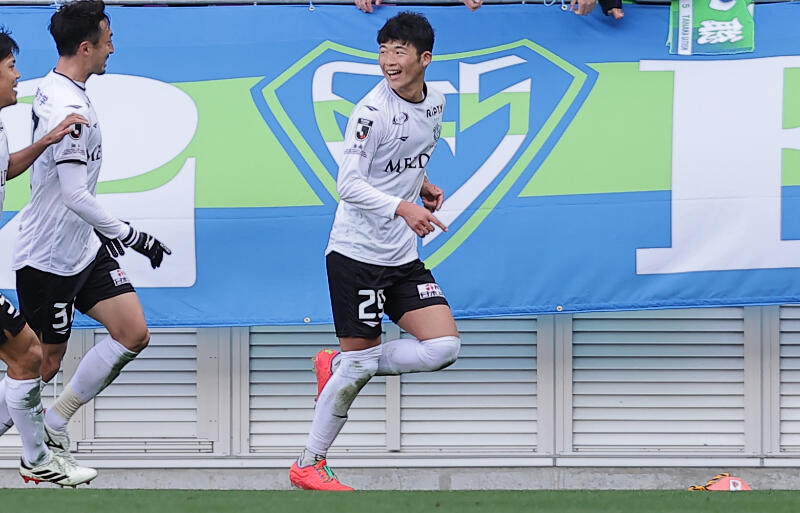 左ヒザを負傷した湘南FW鈴木章斗