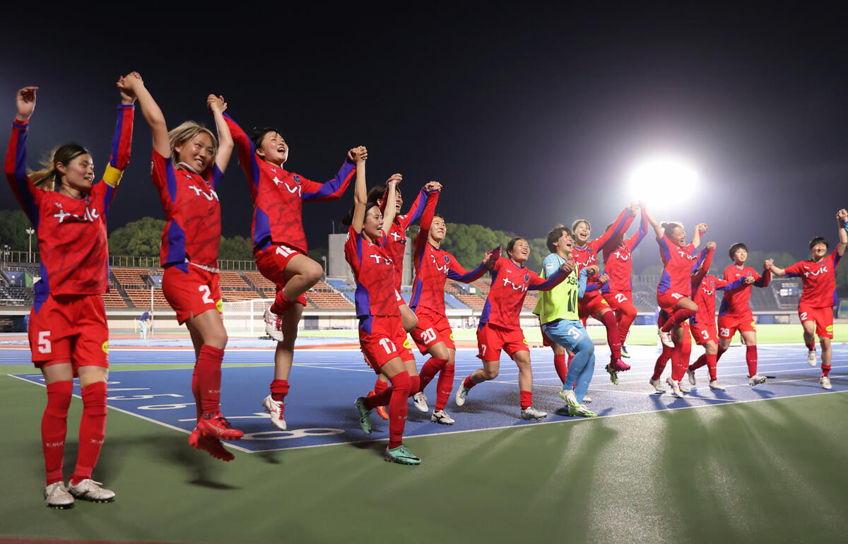 約1年ぶりの白星を喜ぶノジマステラ神奈川相模原の選手たち