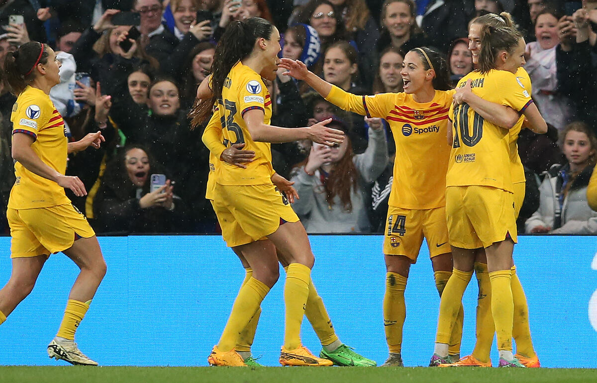 勝利を喜ぶバルセロナの選手たち