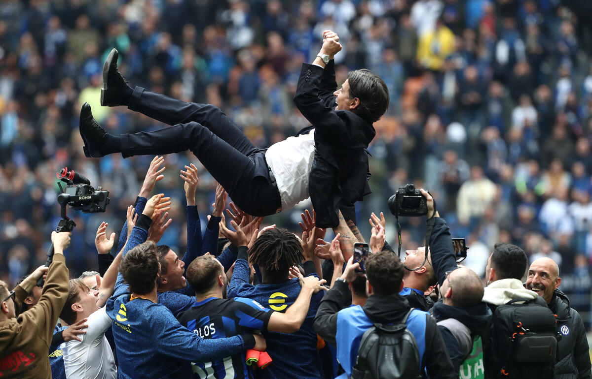 胴上げされるインザーギ監督