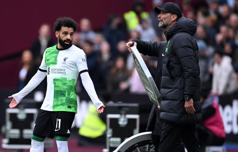 ピッチサイドで口論のサラーとクロップ監督。