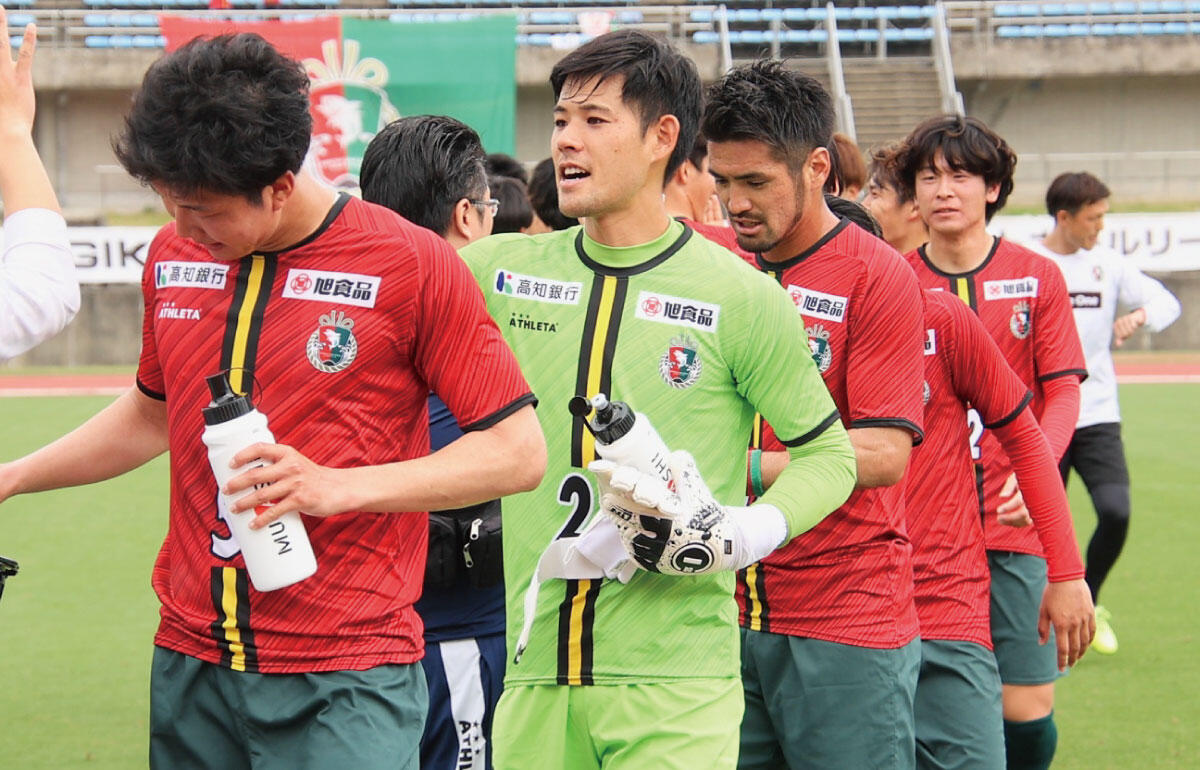 JFL第8節の注目カードをざっくりプレビュー。(写真：高知の7試合3失点という堅守を支えるGK大杉啓はJ3福島からの新加入。毎試合のようにビッグセーブを披露する)