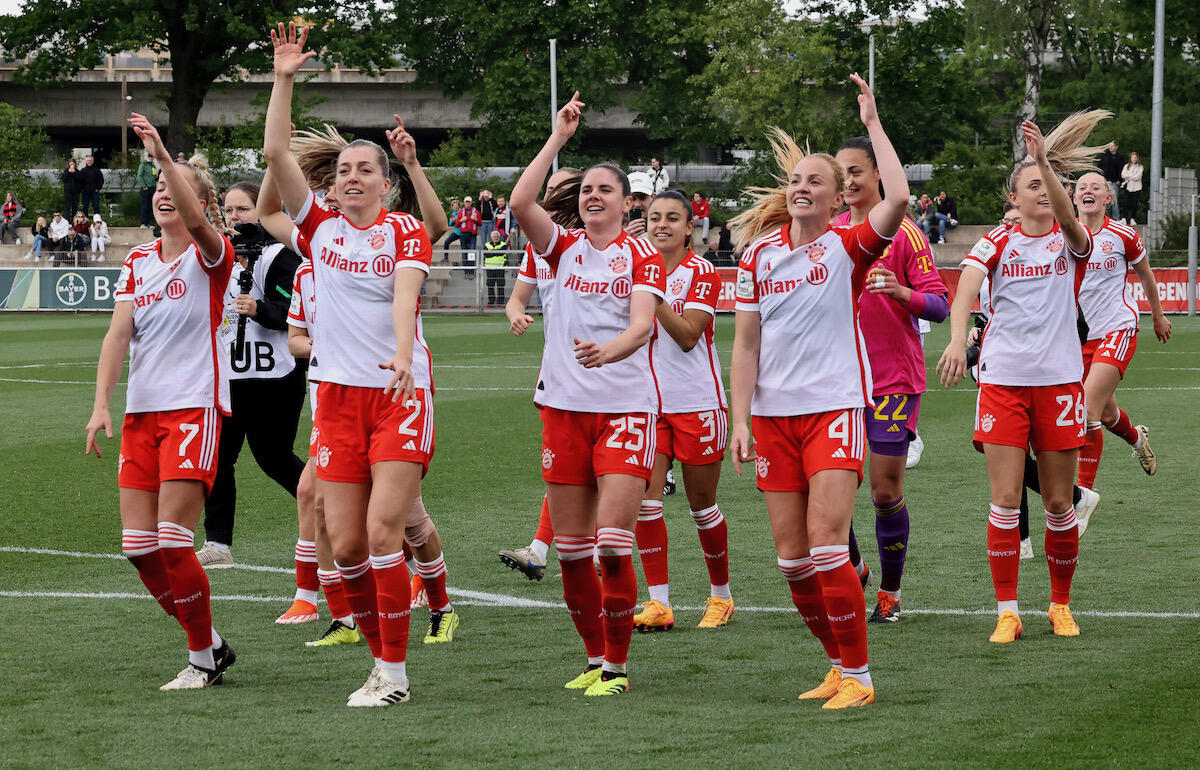 優勝を喜ぶバイエルンの女子選手たち