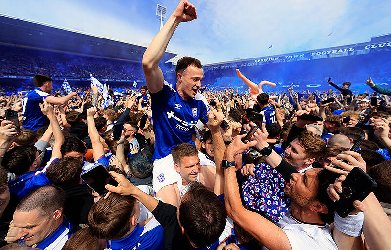 ホームでプレミア昇格を祝う選手とファン