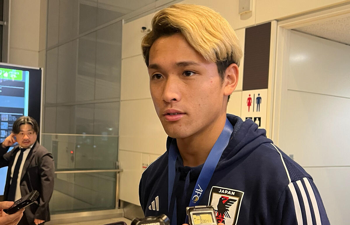 帰国後の空港で取材を受ける松木玖生