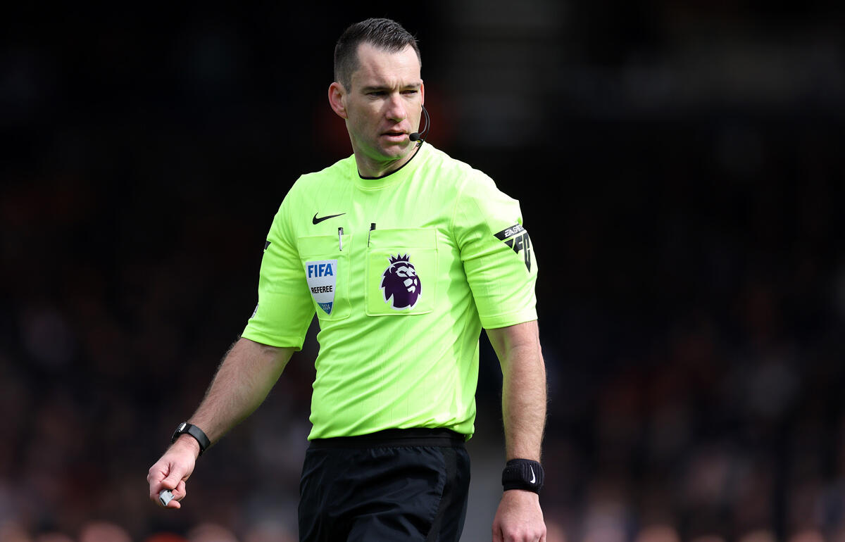 カメラを着用して試合に臨むジャレッド・ジレット主審