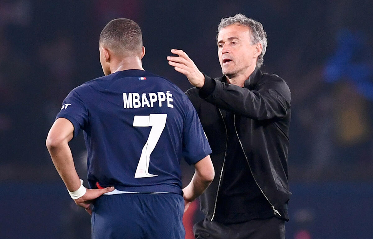 試合後に選手を労うルイス・エンリケ監督