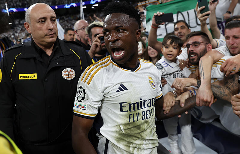 喜びをファンと分かち合うFWヴィニシウス・ジュニオール