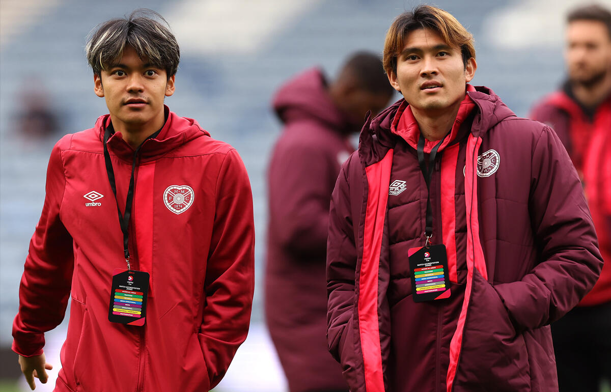 ハーツでプレーする小田裕太郎(左)と田川亨介