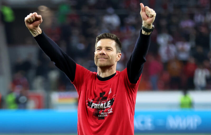 レバークーゼンを率いるシャビ・アロンソ監督。