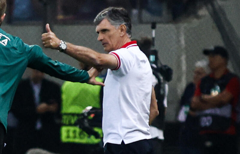 オリンピアコスを率いるメンディリバル監督