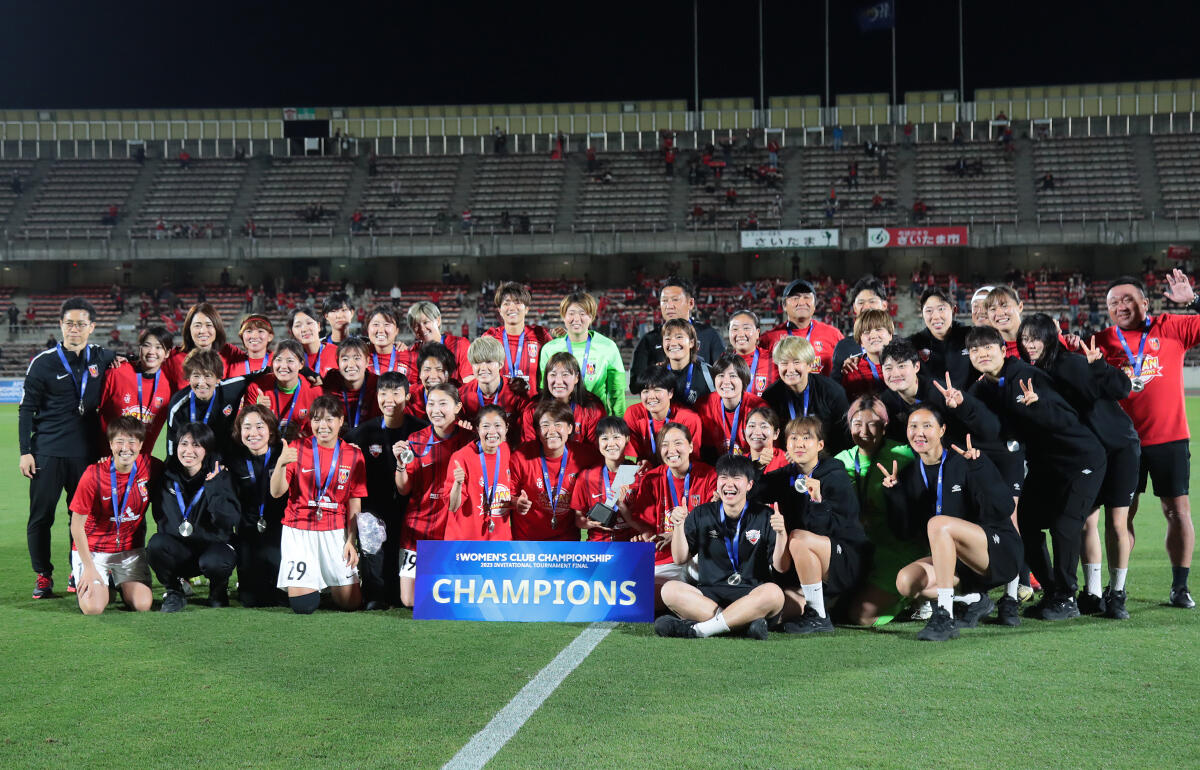 試合後には仁川の選手も入り記念撮影