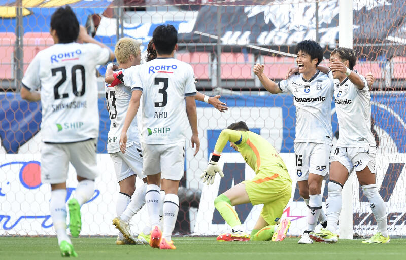 決勝点の岸本武流らガンバ大阪の選手たち