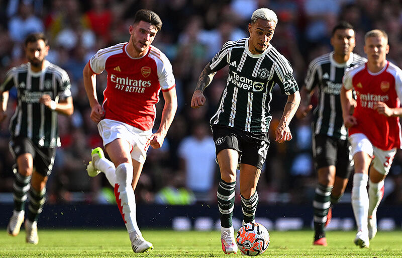 優勝争い左右する赤の名門対決