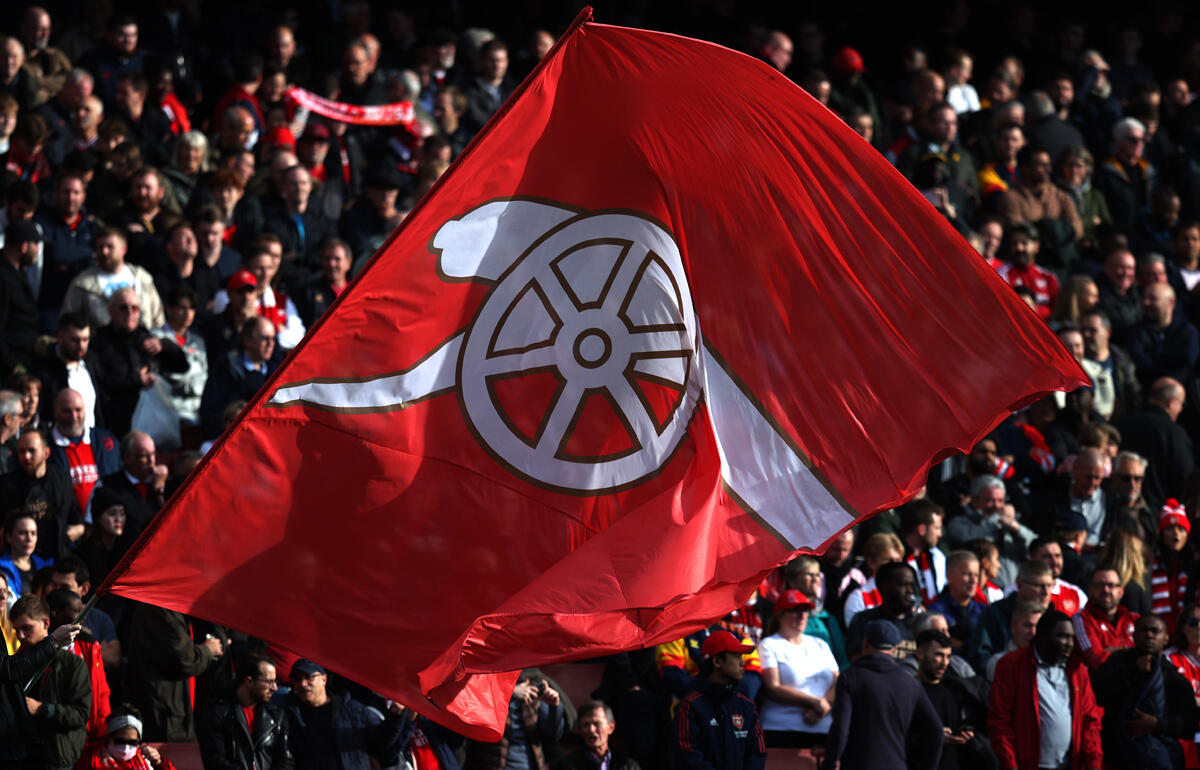 胸にはクラブの象徴である大砲が