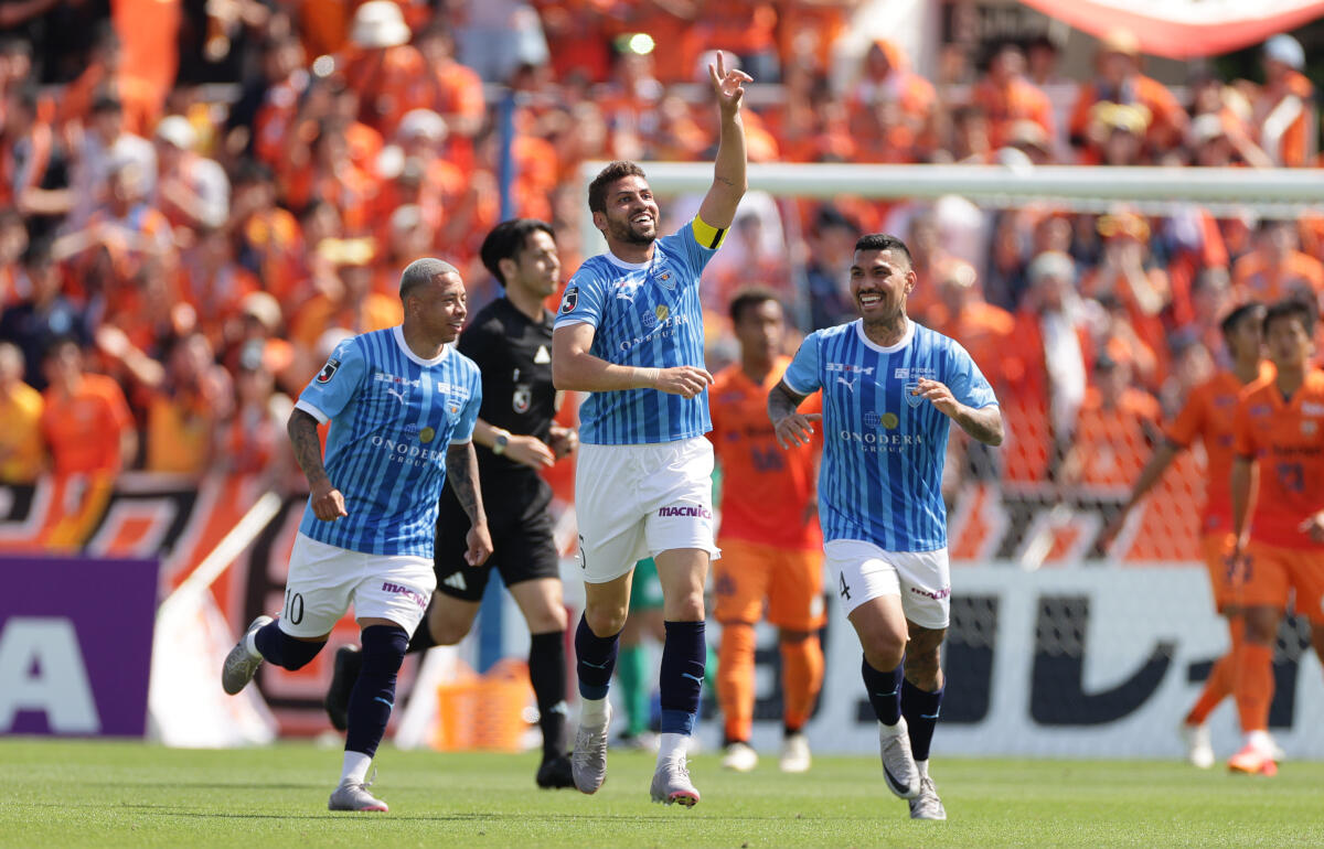 清水相手に先制点を決めた横浜FCのガブリエウ(中央)