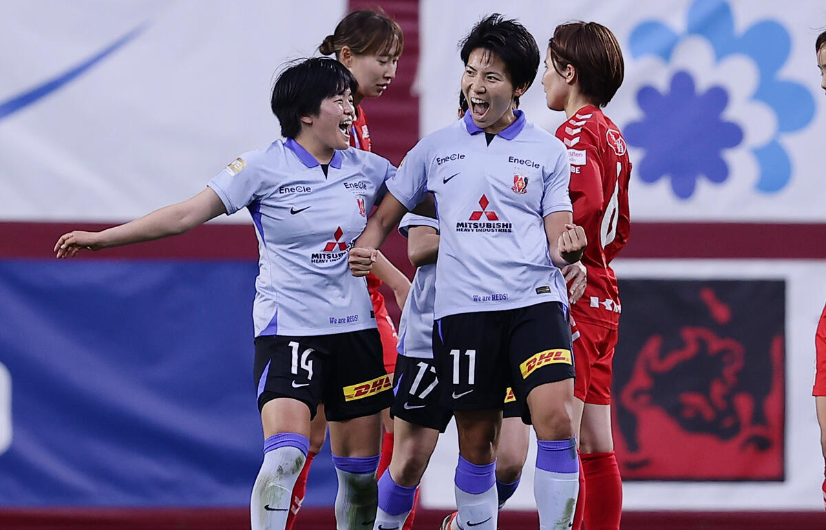 WE初ゴールの角田楓佳(左)と今季18点目の清家貴子