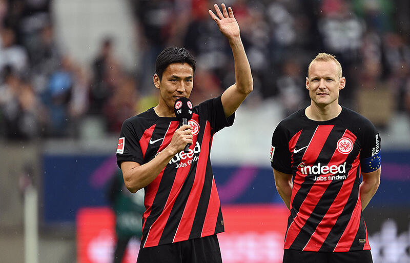 ホームサポーターに最後の挨拶を行った長谷部誠