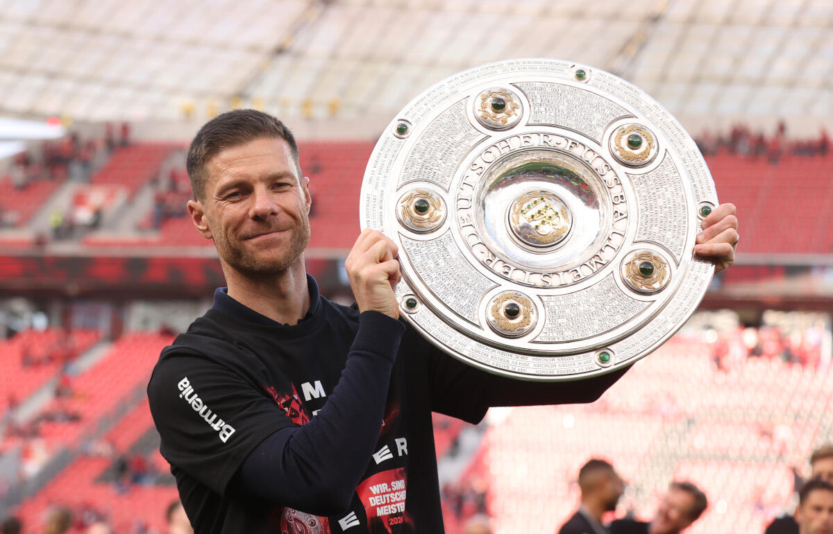 史上初ブンデス無敗優勝のレバークーゼン、シャビ・アロンソ監督