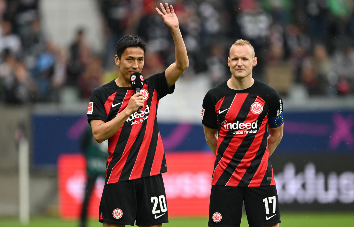 ラストマッチを終えた長谷部誠(左)とローデ