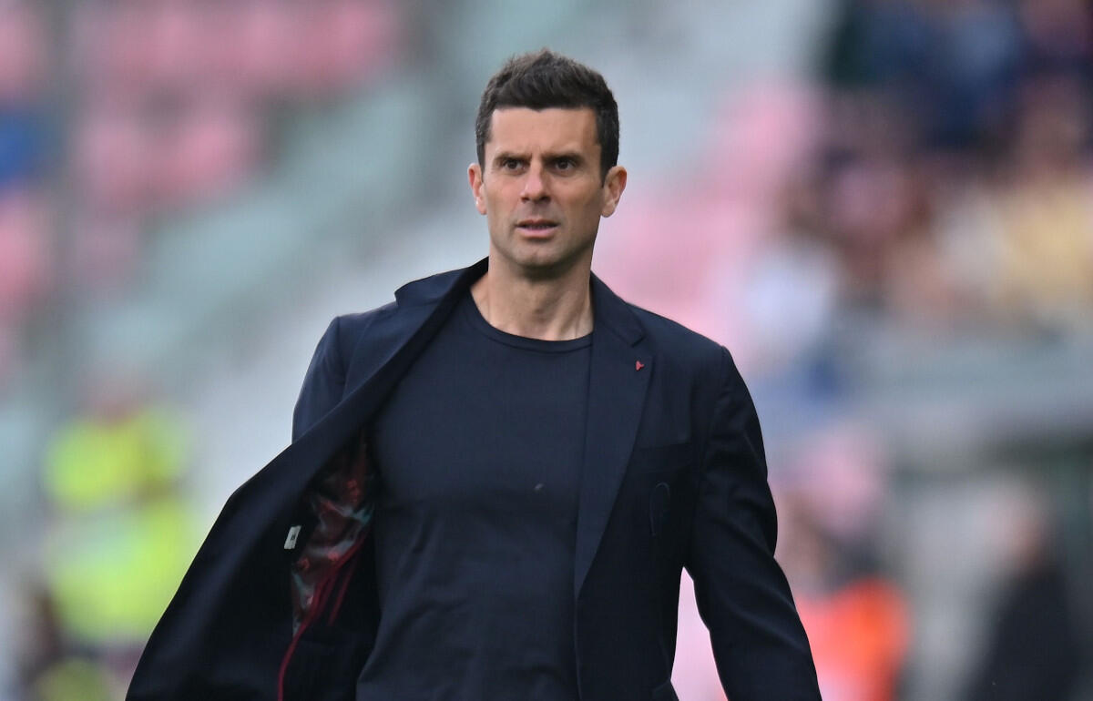 会長と話して決断を下すチアゴ・モッタ監督