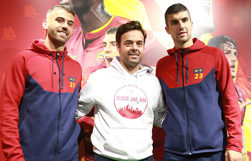 ボーンマス行き決定のチアゴ・ピント氏(中央)