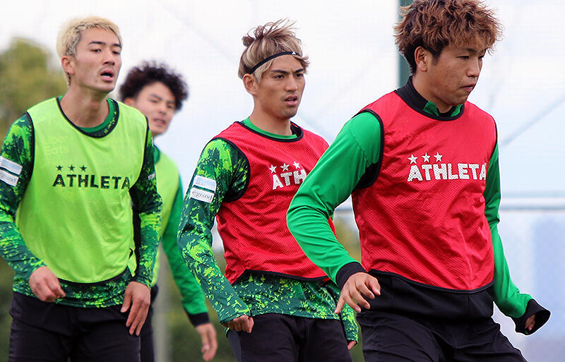 神戸戦で守備のカギを握る宮原和也(中央)