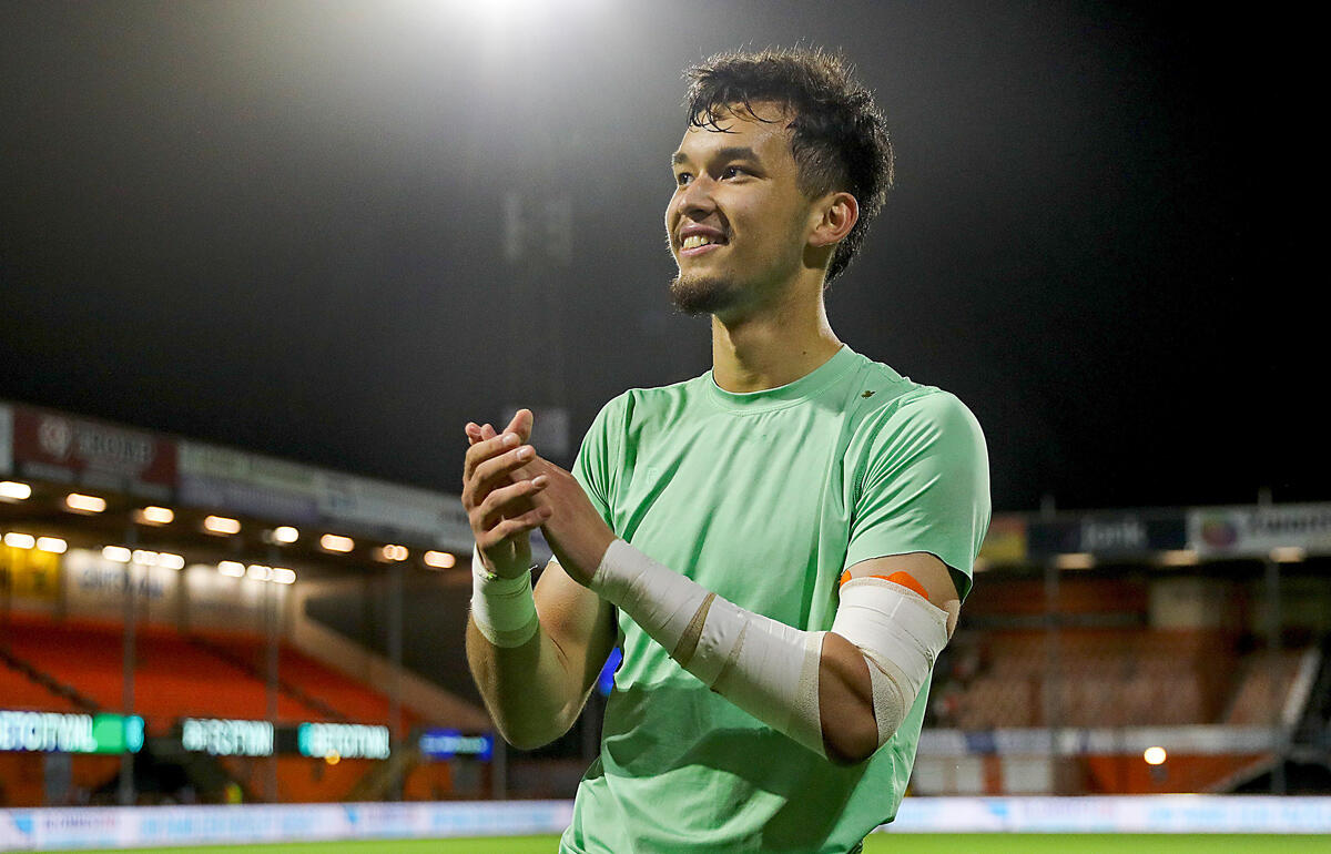 ドイツ人の父と日本人の母を持つミオ・バックハウス(長田澪)