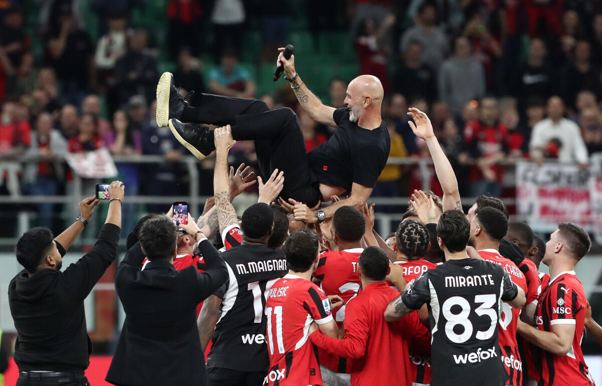 選手たちに胴上げされる場面もあったピオリ監督