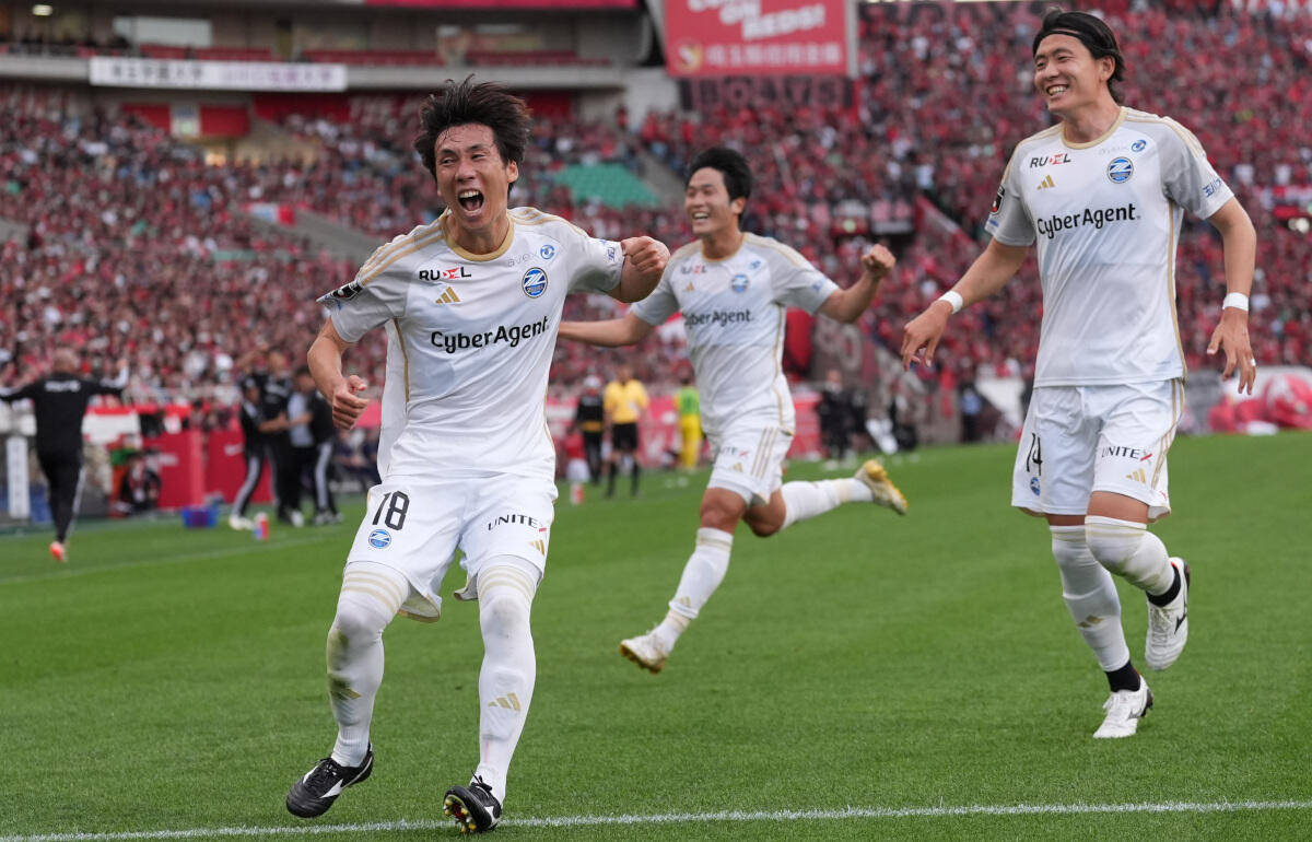 PKから決勝点を決めた下田北斗(左)