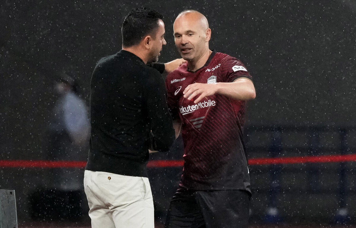 2023年に日本で再会したチャビ監督とイニエスタ