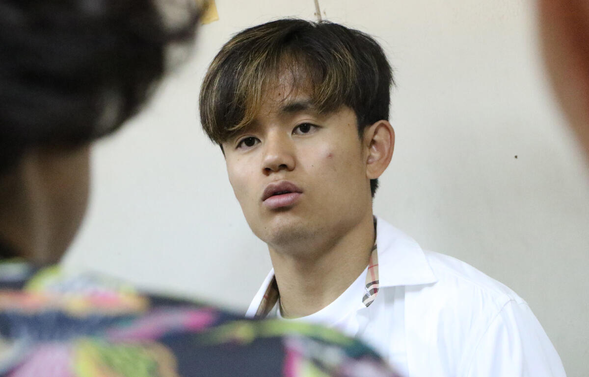 取材に応じる久保建英