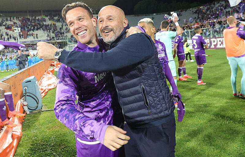 今季の充実を喜ぶアルトゥール・メロ(写真左)