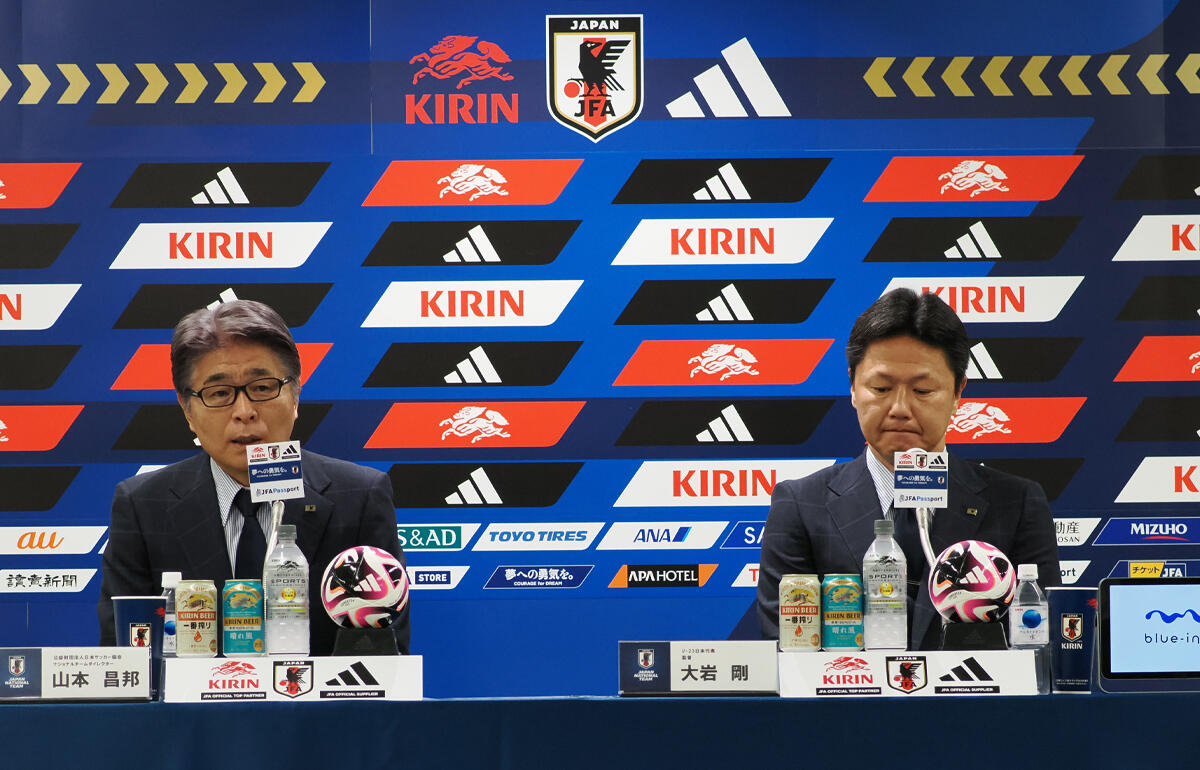 U-23日本代表メンバーを発表する山本昌邦NTD(左)と大岩剛監督