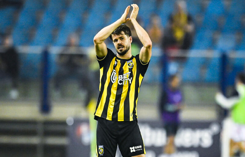 フィテッセ退団のファン・ヒンケル