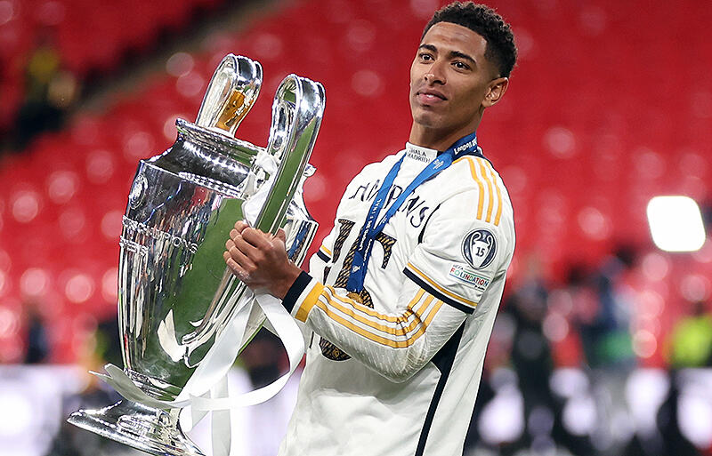 ビッグイヤーを掲げるベリンガム