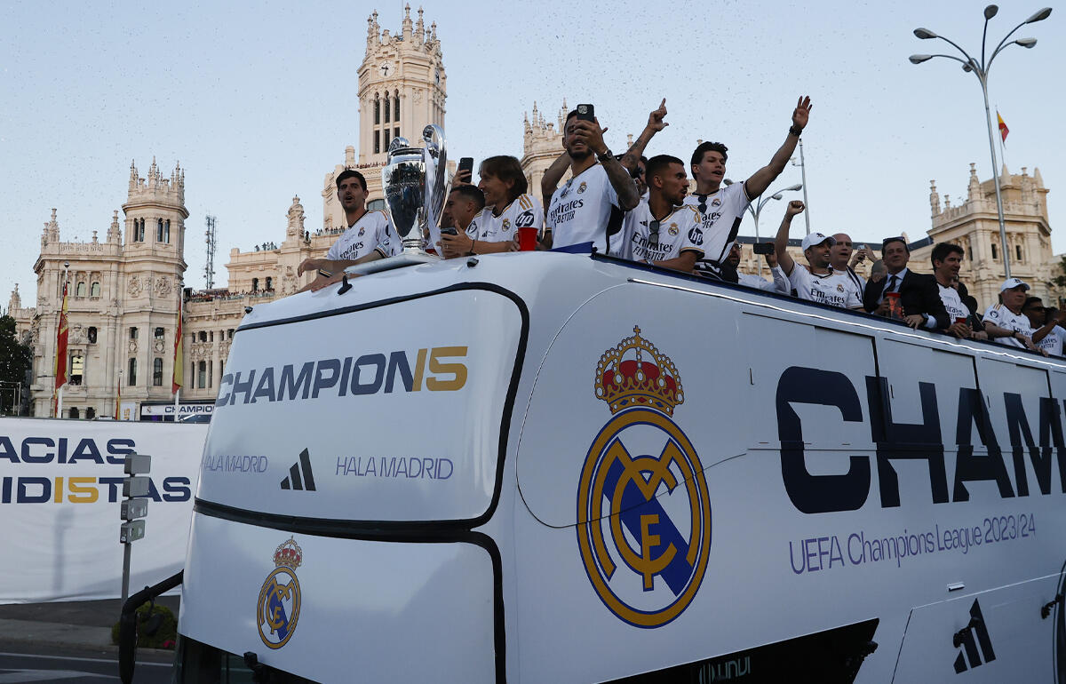 優勝したレアルの選手たちがバスでパレード