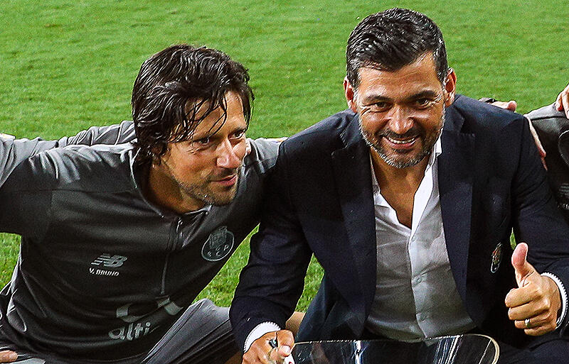 ポルト新指揮官に決まったヴィトール・ブルーノ氏(左)