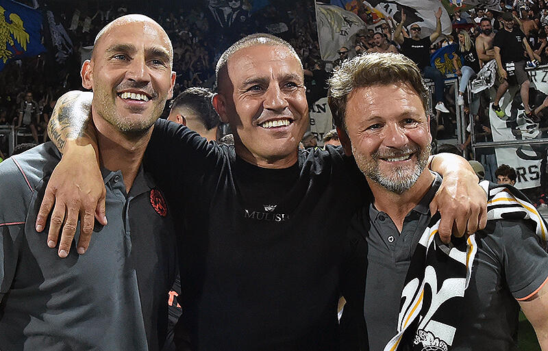 セリエA残留に導いたカンナバーロ監督(中央)