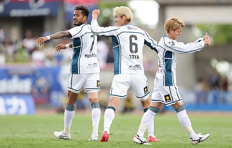 ゴール記録の鈴木武蔵(左)、中村桐耶(中央)