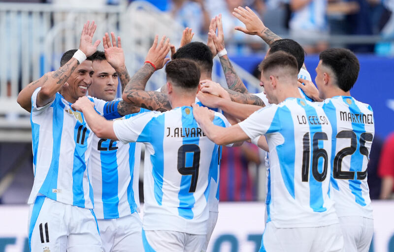 アルゼンチン代表が決勝点のディ・マリアを中心に喜びの輪