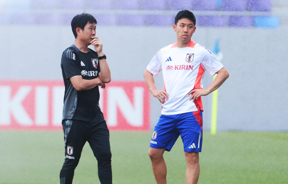 森保一監督とトレーニング前に立ち話の遠藤航