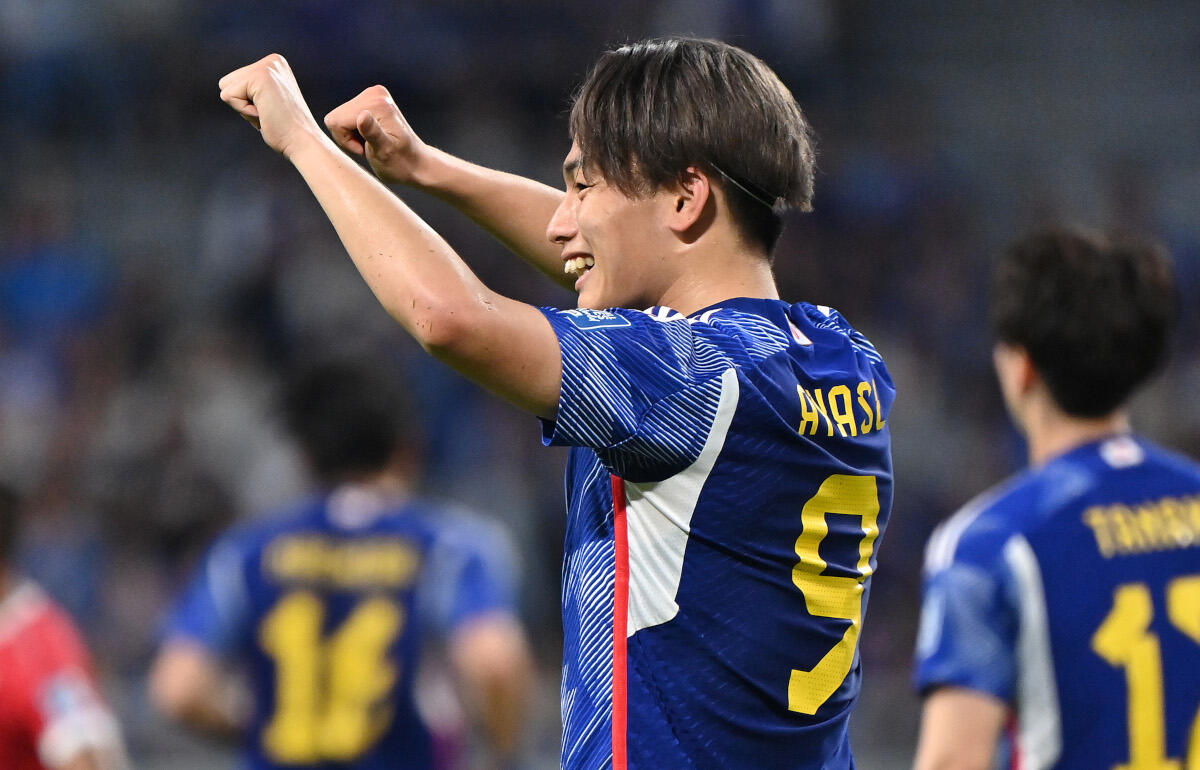 ヘディングで先制点を決めた上田綺世