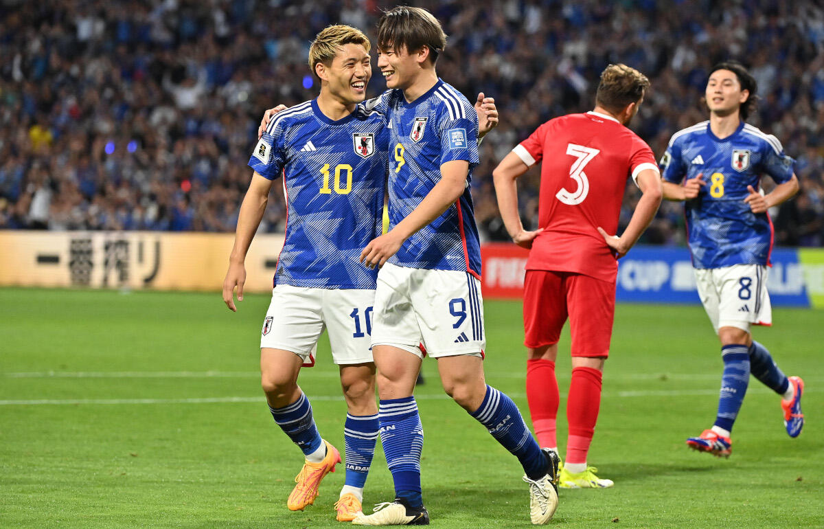 ゴールを決めた堂安律(左)と上田綺世