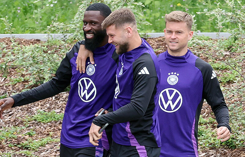 衝突翌日に仲睦まじい姿見せた2選手