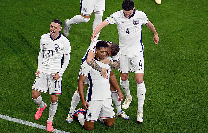 イングランドが白星発進